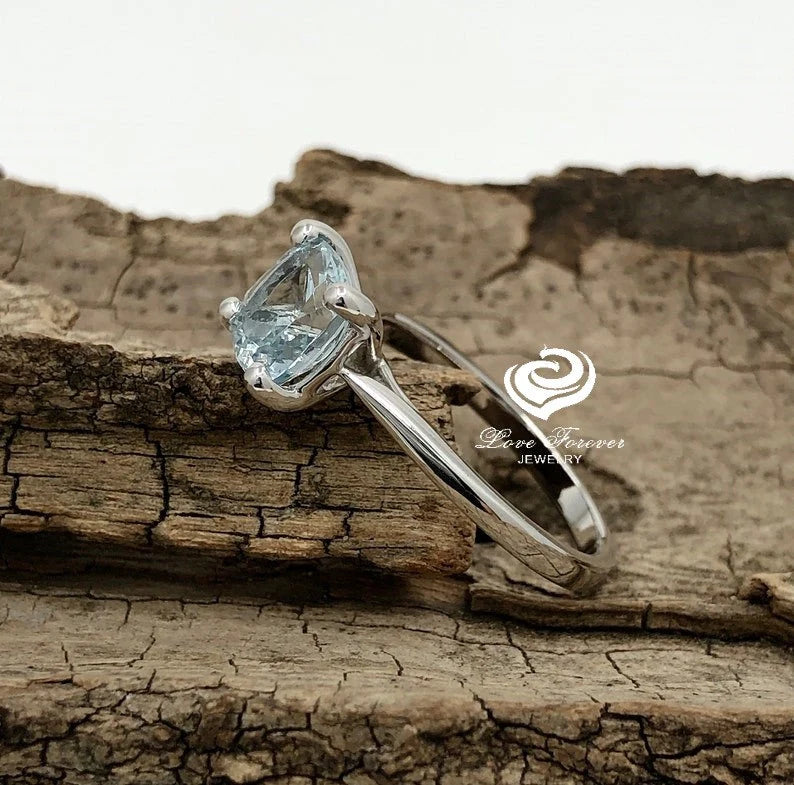 Aquamarine anniversary ring discount