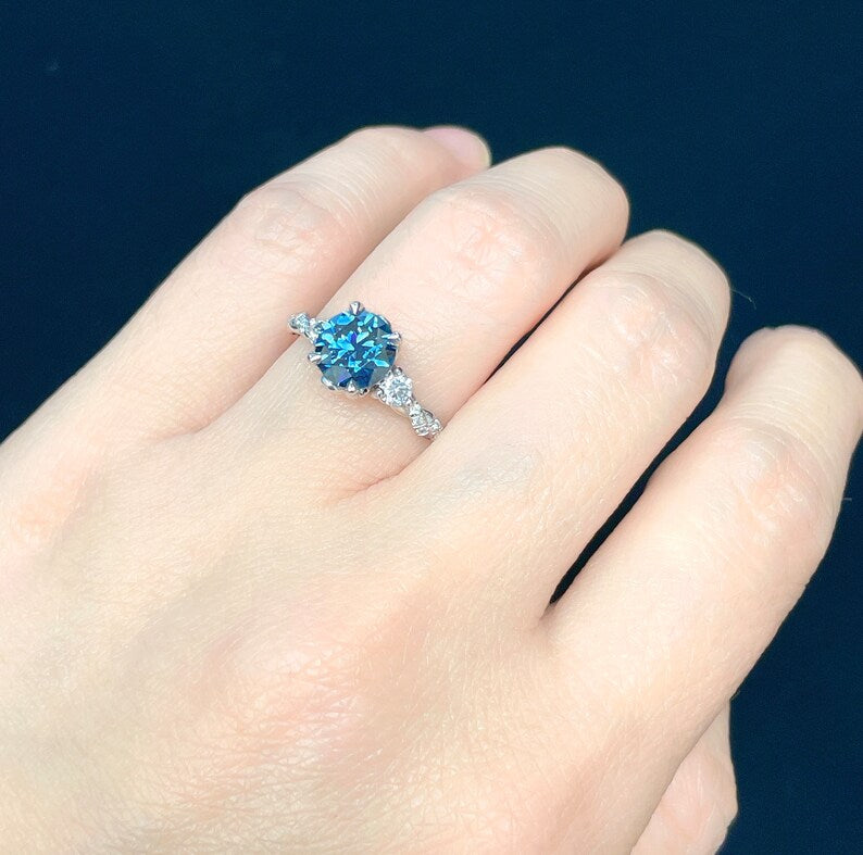 VANBRUUN GRACE | Halo Ring with Blue Sapphire | VANBRUUN